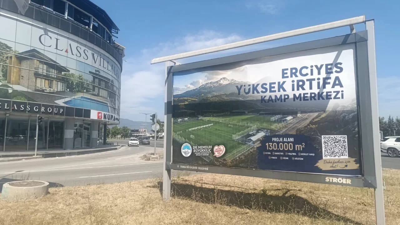 Bursa'da şaşkınlık yaratan reklam! Kilometrelerce uzaktaki belediye kendi afişlerini astı