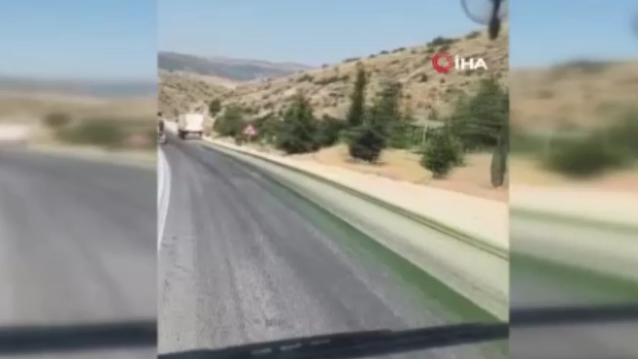Tırın yola d&ouml;kt&uuml;ğ&uuml; boya ile arkadan gelen ara&ccedil;ların mora boyadığı anlar kamerada