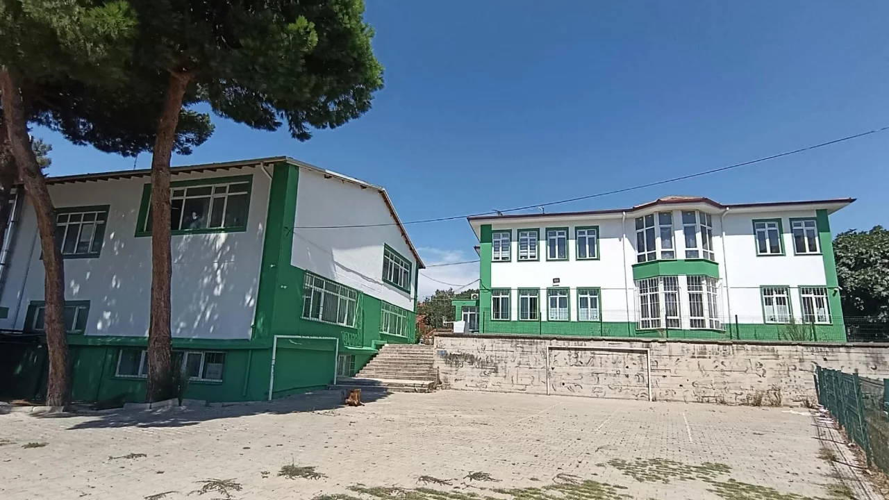 Yenik&ouml;y Ortaokulu yeni d&ouml;neme Bursaspor renkleriyle hazır