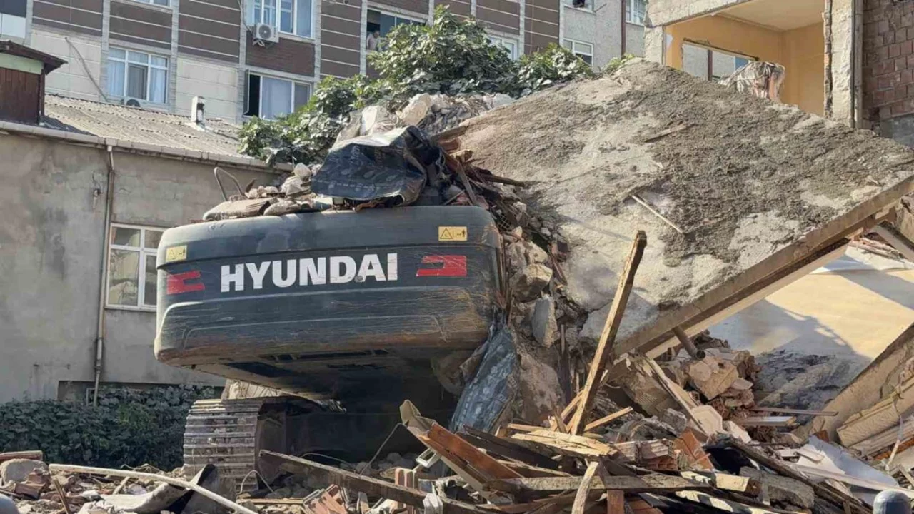 Kentsel d&ouml;n&uuml;ş&uuml;m yıkımı kontrolden &ccedil;ıktı! Operat&ouml;r enkaz altında kaldı