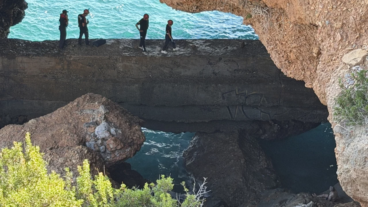 Alanya'da kayalıklarda mahsur kalan kişi ekipler tarafından kurtarıldı