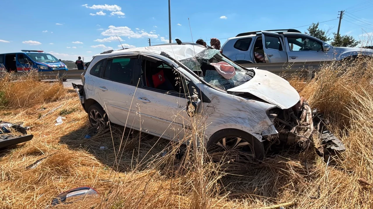 K&uuml;tahya'da feci kaza: Takla atan otomobilde aynı aileden 4 kişi yaralandı