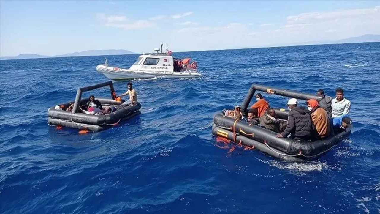 İzmir Menderes'te hareket halindeki lastik botta 29 d&uuml;zensiz g&ouml;&ccedil;men yakalandı