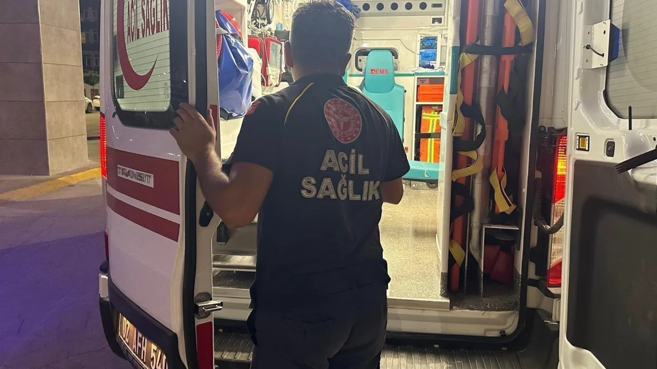 Adıyaman'da d&uuml;ğ&uuml;n salonunda bı&ccedil;aklı kavga: 5 kişi yaralandı