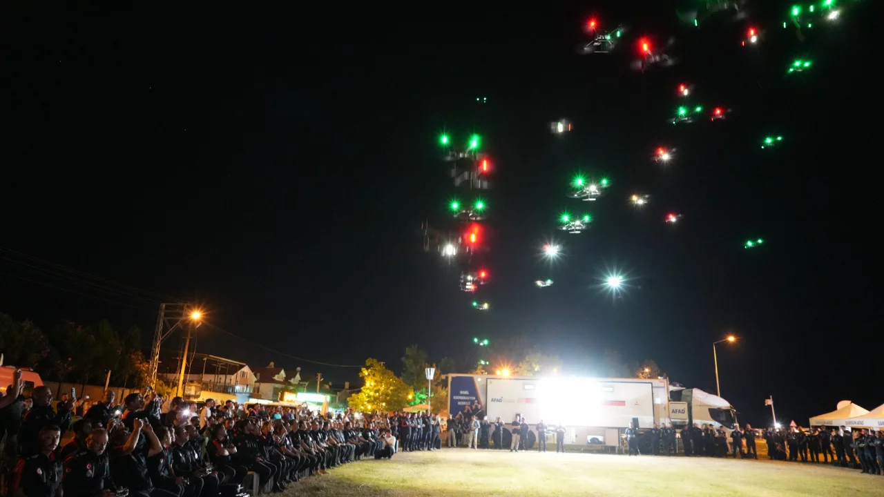 Samsun'da g&ouml;ky&uuml;z&uuml;nde dikkat &ccedil;eken g&ouml;steri: 50 dron aynı anda havalandı
