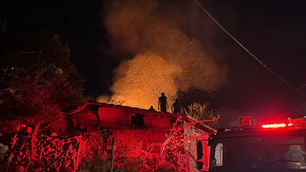 K&uuml;tahya'da bah&ccedil;ede başlayan yangın evi kullanılamaz hale getirdi