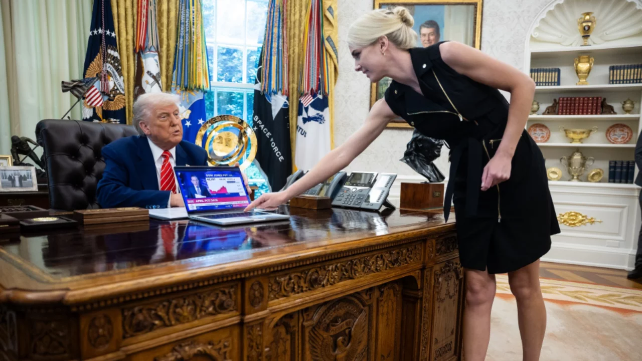 Trump ve Asistanı hakkındaki yakınlık iddiası g&uuml;ndemde: Melania Trump rahatsız mı?