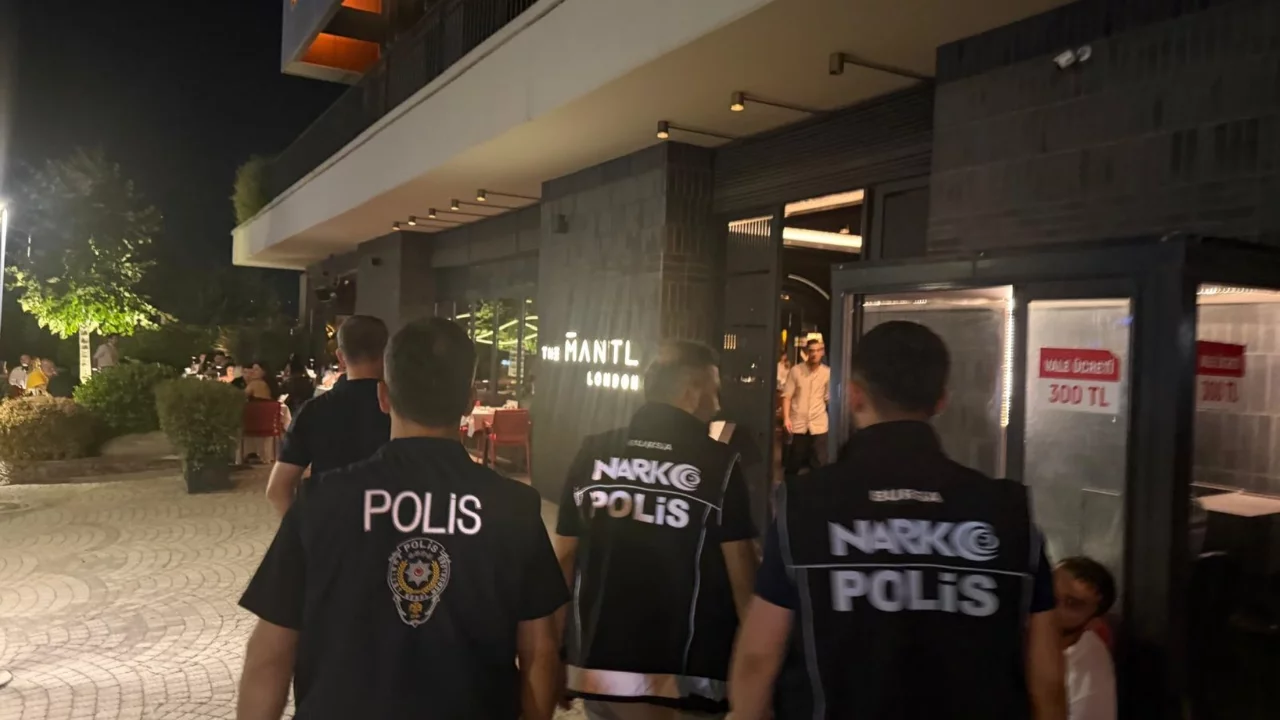 Bursa'da y&uuml;zlerce kişi ve ara&ccedil; kontrol edildi! Binlerce lira ceza yağdı...