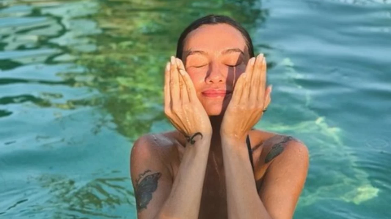 Birce Akalay'dan yaz tatili kareleri! Havuz pozları sosyal medyada g&uuml;ndem oldu