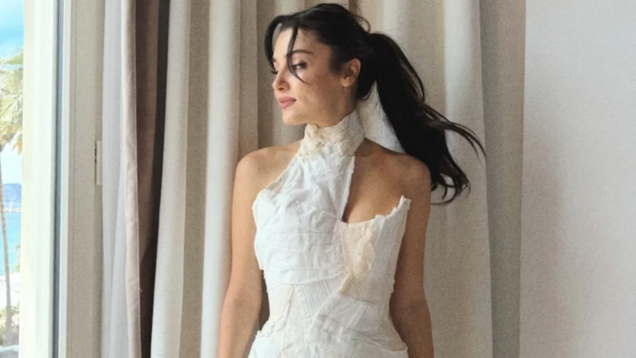 Hande Erçel'in davet stili sosyal medyayı ikiye böldü: Elbisesine yorum yağdı