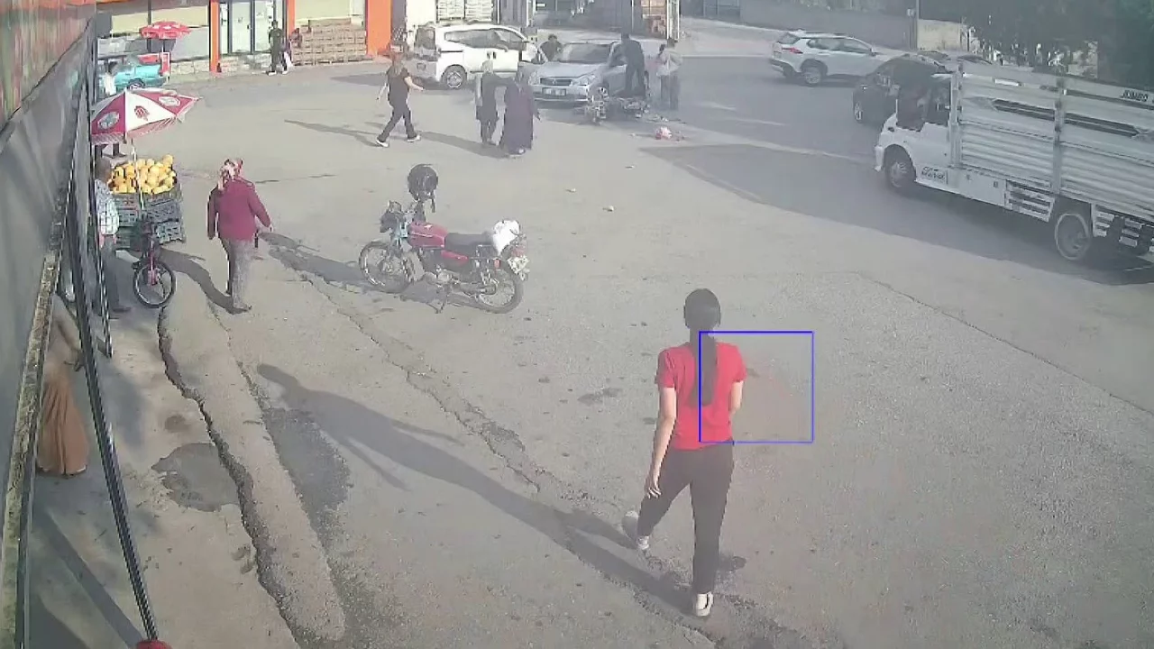 Otomobille çarpışan motosikletteki 2 kişi yaralandı