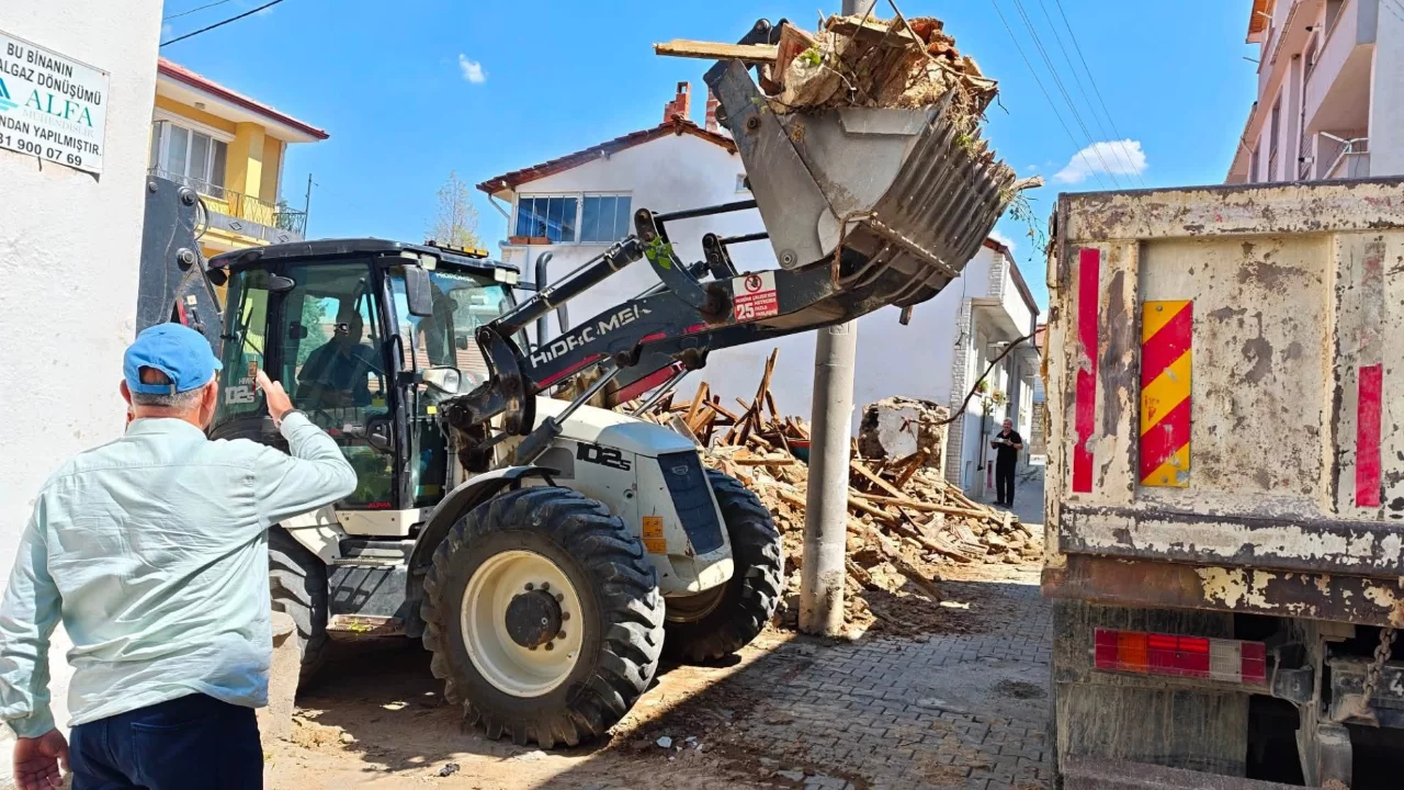 Hisarcık'ta riskli metruk bina kontrollü şekilde yıkıldı