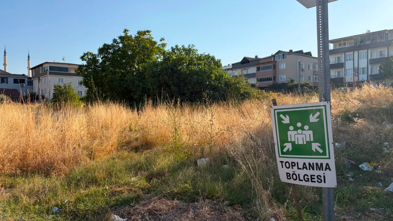 Deprem b&ouml;lgesi Bursa'da dikkat &ccedil;eken g&ouml;r&uuml;nt&uuml;! Toplanma alanı kaderine terk edildi