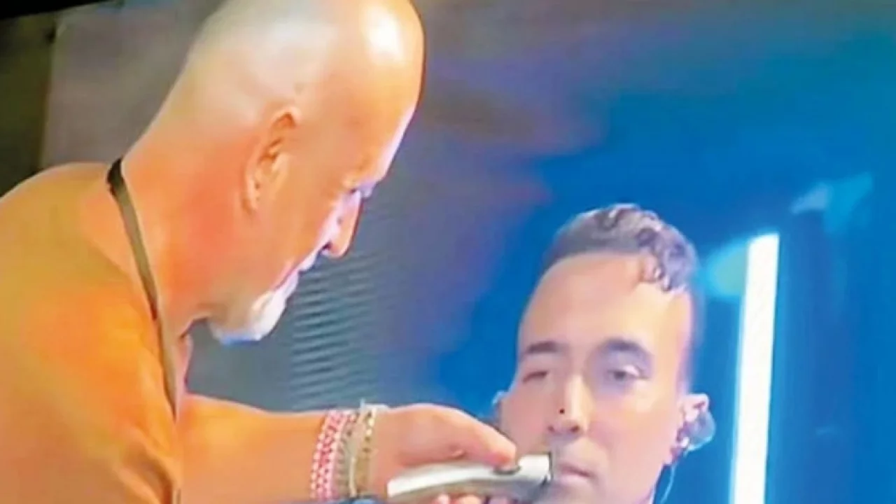 Mert Demir konserin ortasında şaşırttı! Bıyıklarını sahne arasında kestirdi