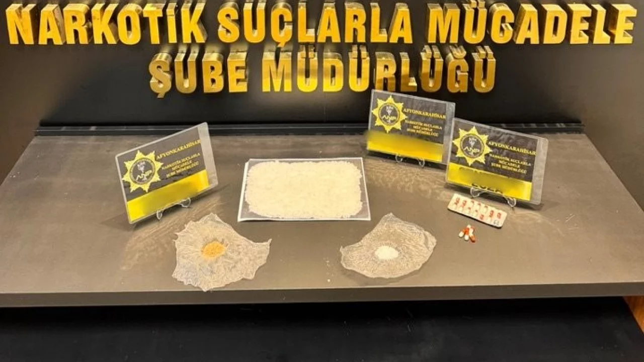 Polis durdurduğu iki otomobilde uyuşturucu ele geçirdi