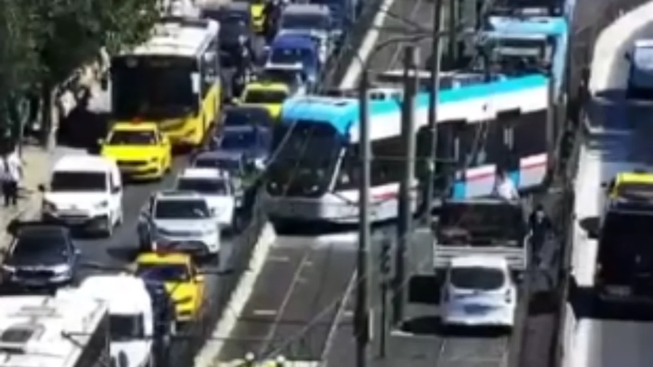 Kabataş-Bağcılar seferini yapan tramvay Fındıklı istasyonunda raydan çıktı