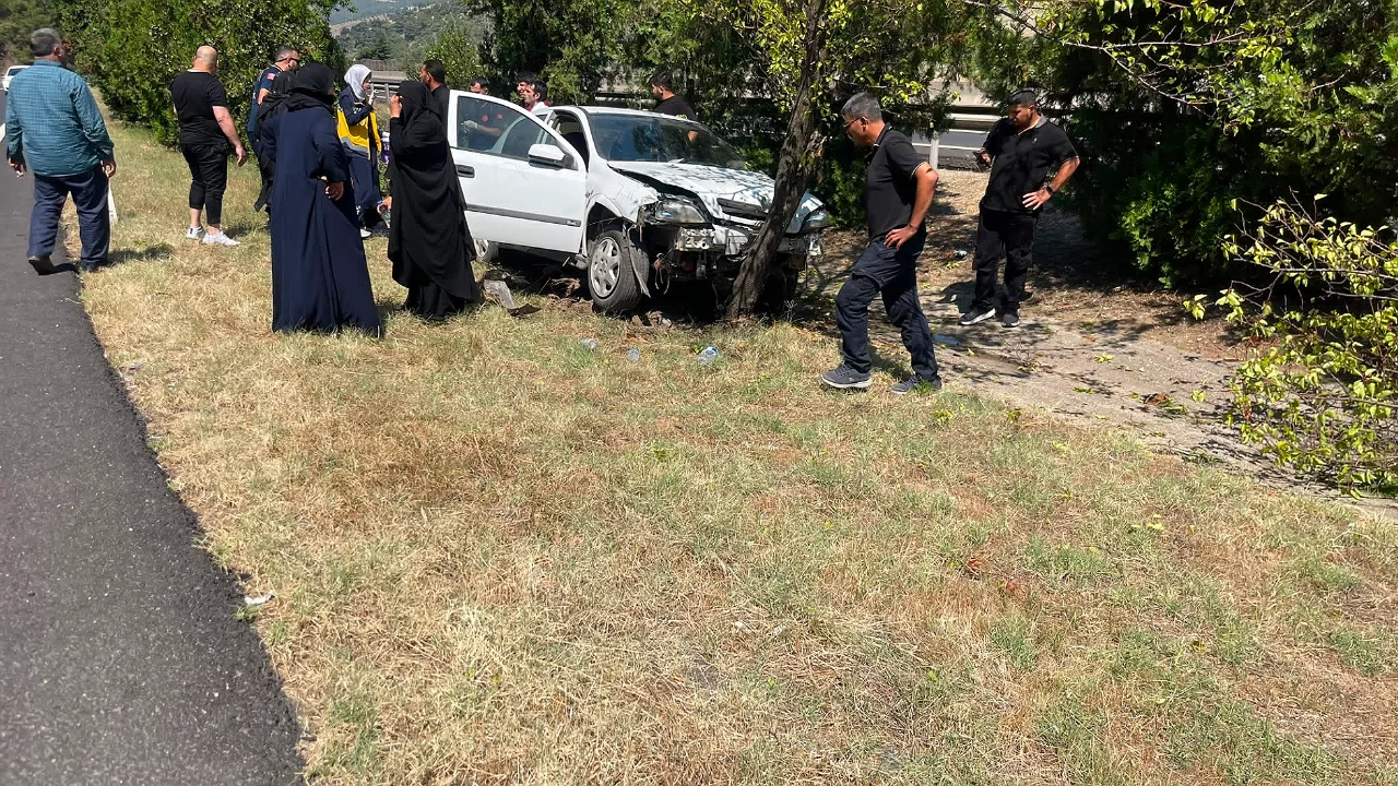 Otomobil ağaca çarptı: 1 yaralı