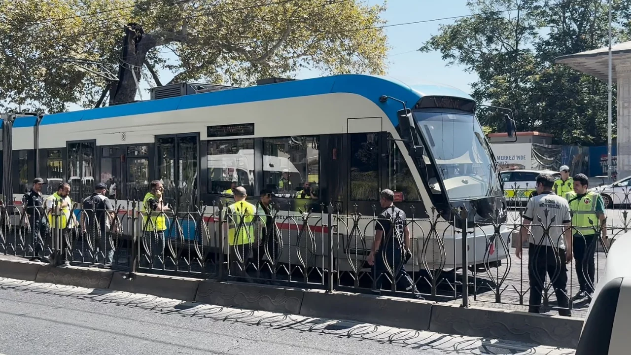 Tramvay raydan &ccedil;ıktı, yolcular tahliye edildi