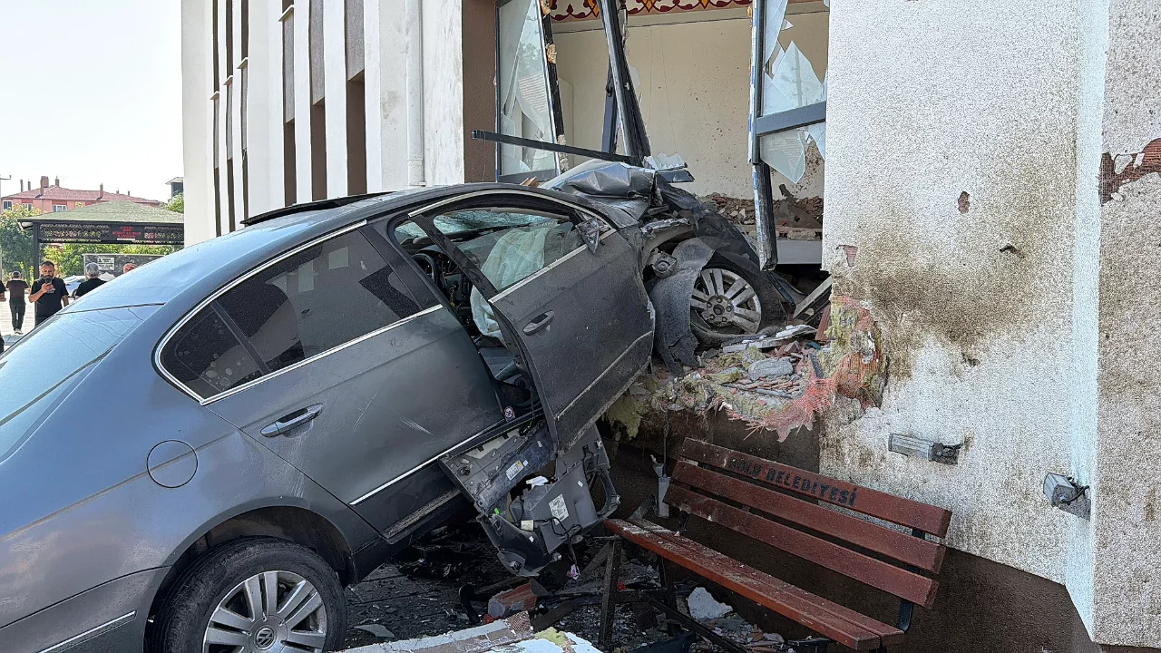 84 metre savrulan otomobil caminin imam odasına daldı