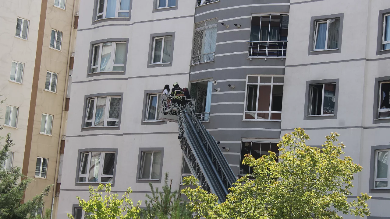 9 katlı binada yangın çıktı: 1'i çocuk 3 kişi mahsur kaldı
