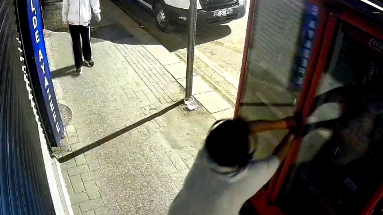 2 çocuk kilitli meşrubat dolabını böyle zorladı