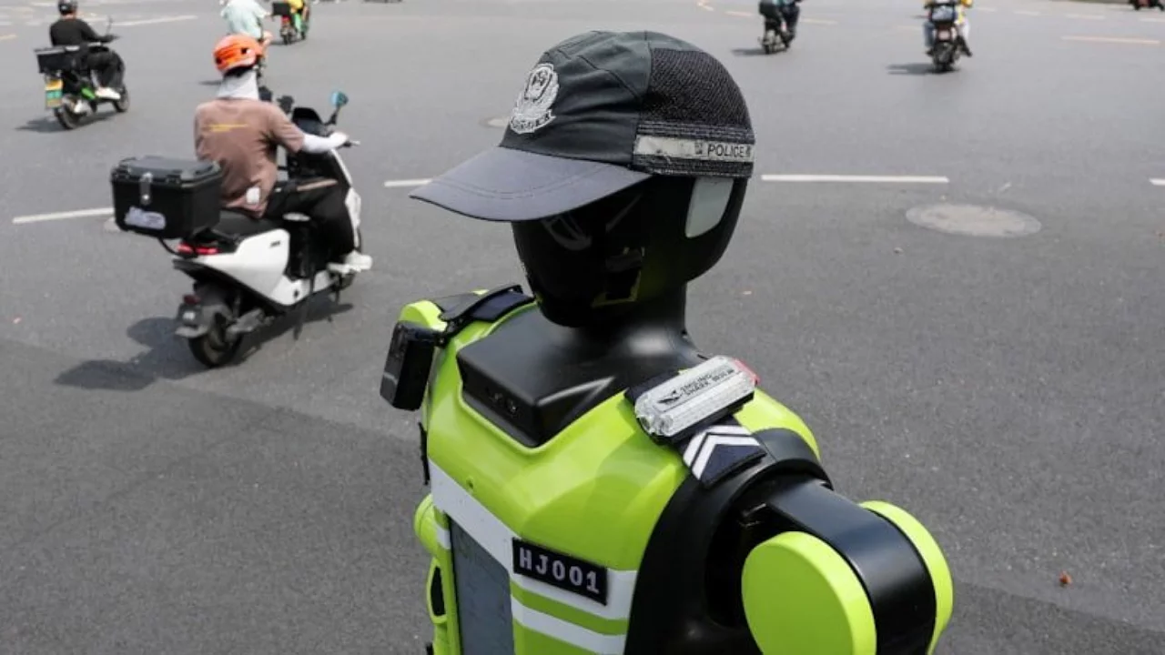 Çin'de yeni dönem: Trafik denetimi robotlara emanet