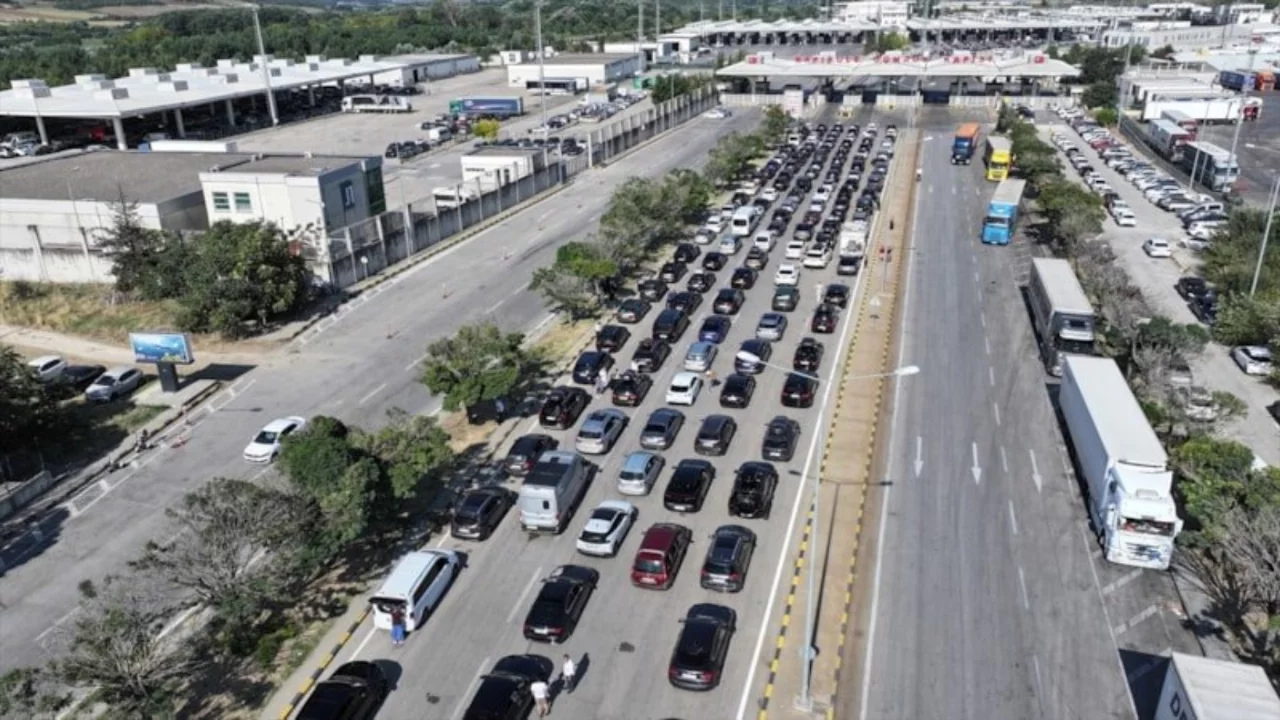 T&uuml;rkiye tatilinde sona doğru: Gurbet&ccedil;ilerin d&ouml;n&uuml;ş yolculuğu s&uuml;r&uuml;yor