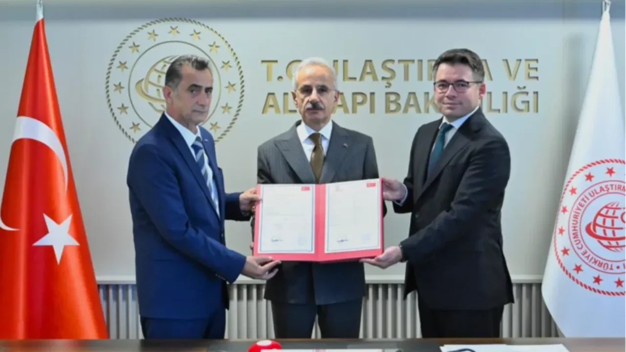 Bakan Uraloğlu duyurdu! Yerli lokomotif E5000'e Avrupa'dan dev onay