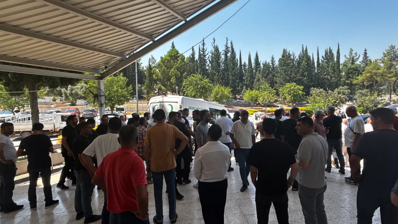 Katledilen baba ve oğlu defnedildi: Anne cenazeye tekerlekli sandalyeyle katıldı