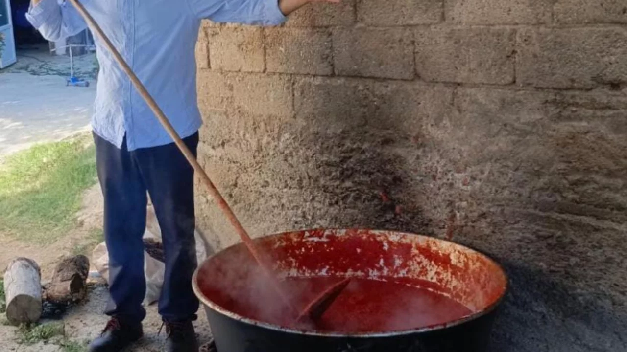 Sal&ccedil;a sezonu başlıyor! Bursa'da ev yapımı kışlık hazırlık telaşı..