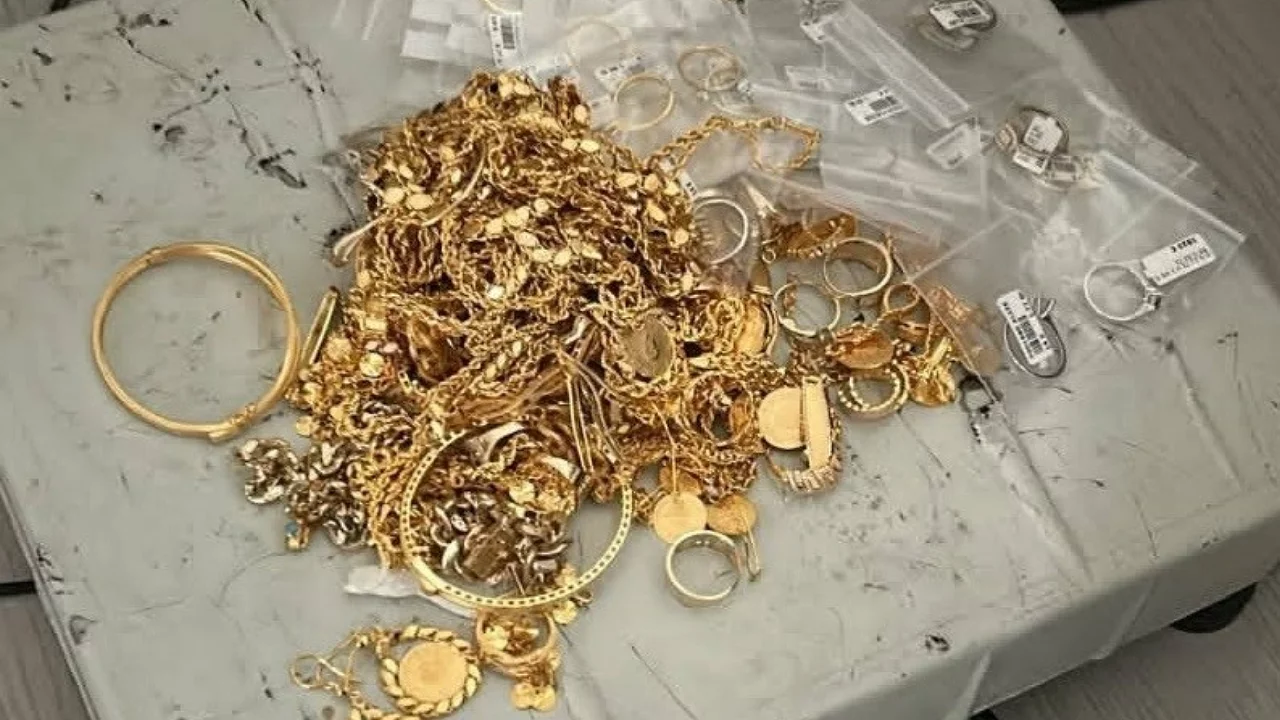 Gurbet&ccedil;i ailenin aracında 603 gram ka&ccedil;ak altın ele ge&ccedil;irildi