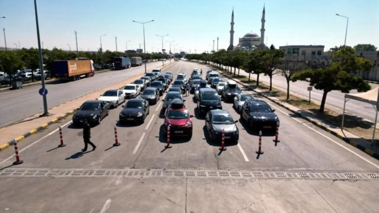T&uuml;rkiye'den akın akın gidiyorlar: Ara&ccedil; kuyruğunun sonu g&ouml;z&uuml;kmedi! "Seneye geri geleceğiz"