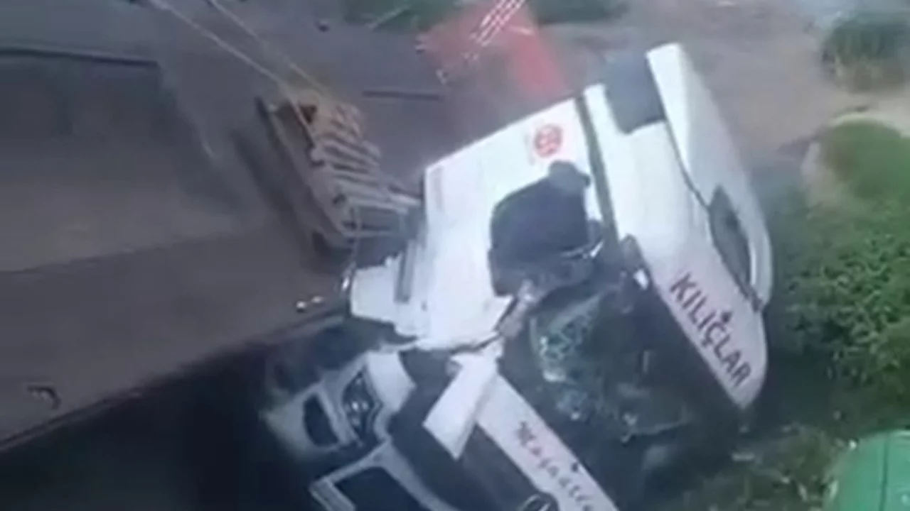 TIR dereye devrildi: Sürücü ağır yaralandı