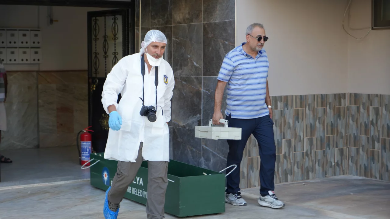 Antalya'da aynı evde yaşayan anne ve kızı &ouml;l&uuml; bulundu