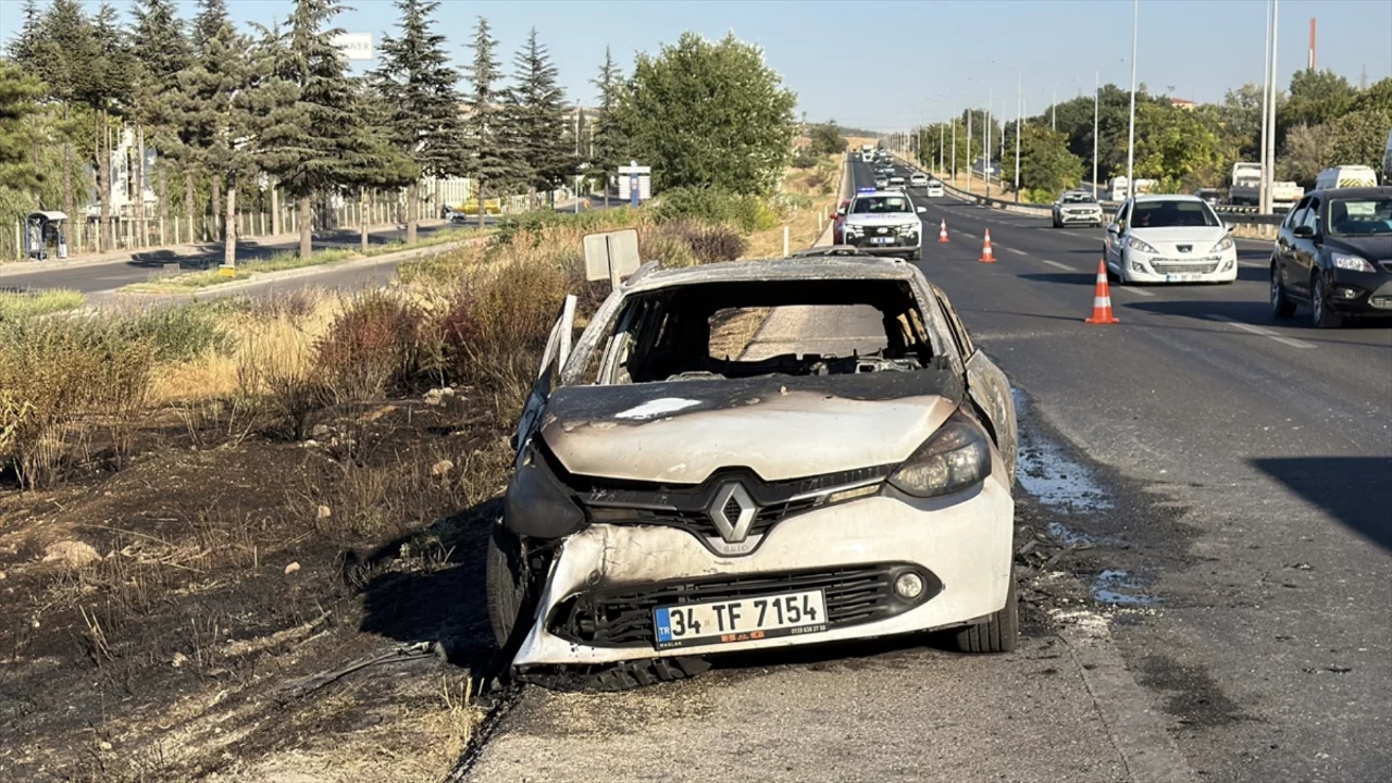 Eskişehir'de seyir halindeki otomobil alevlere teslim oldu: 3 yaralı