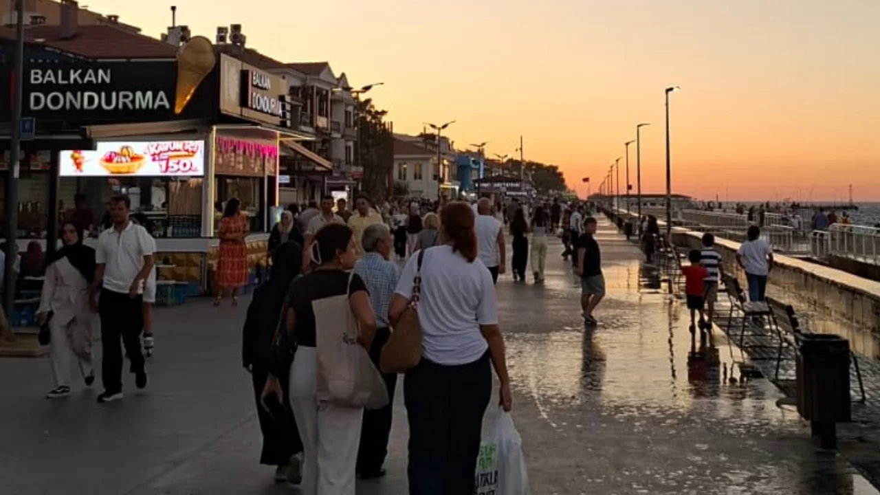 Sıcak havadan bunalan Bursalılar, Mudanya sahiline akın etti...