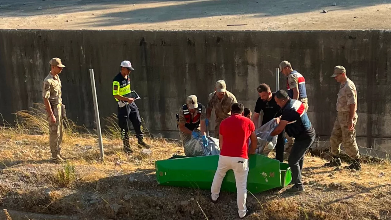 Gaziantep'te şarampole devrilen araçta can pazarı! 2 kişi hayatını kaybetti...