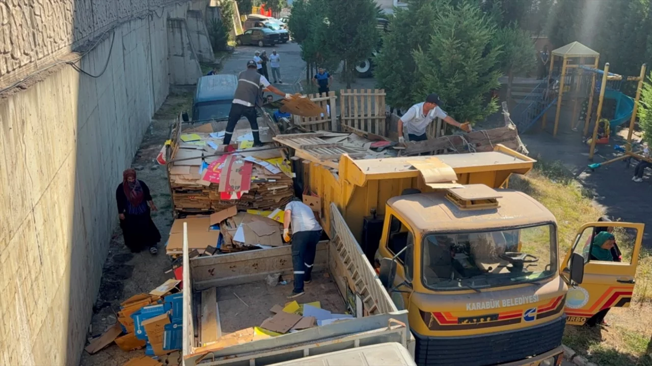 Karabük'te site bahçesi çöple doldu: Ekipler 4 kamyon atık çıkardı