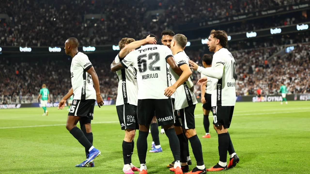 Beşiktaş, Dolmabah&ccedil;e'de tur kapısını ardına kadar araladı...