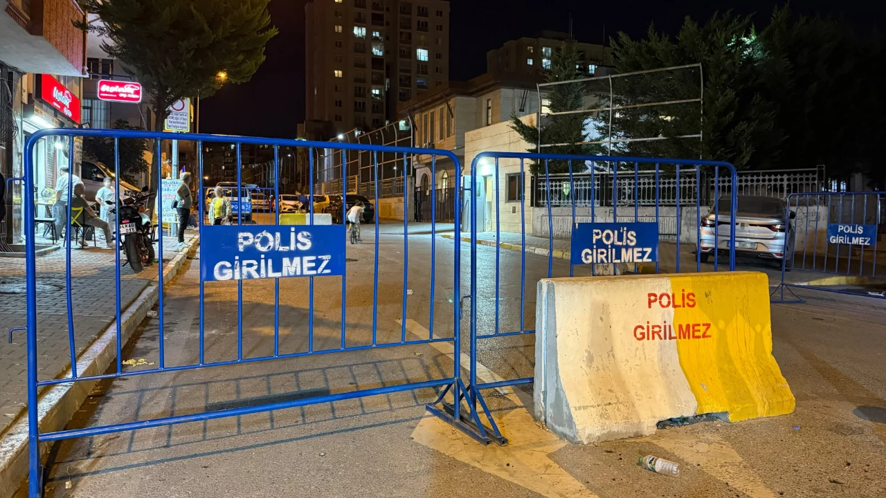 Firari h&uuml;k&uuml;ml&uuml; yakalanınca nezarette intihara kalkıştı! Hastanede yaşamını yitirdi...