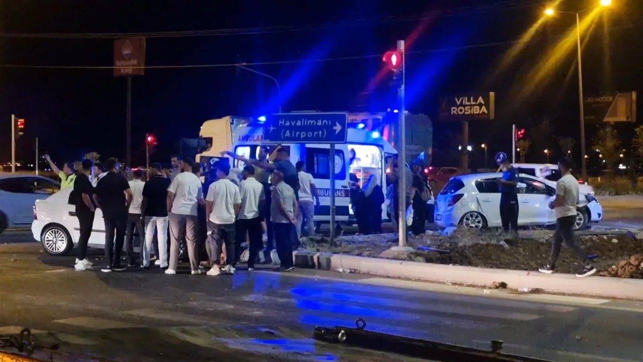 Diyarbakır-Mardin yolunda kavşakta iki otomobil &ccedil;arpıştı: 7 yaralı