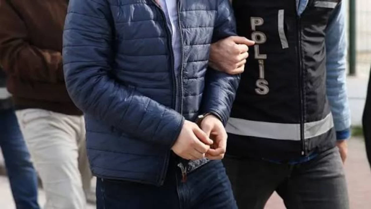 Sakarya'da 15 yaşındaki zanlı &uuml;vey babasını &ouml;ld&uuml;rd&uuml;: Tutuklandı