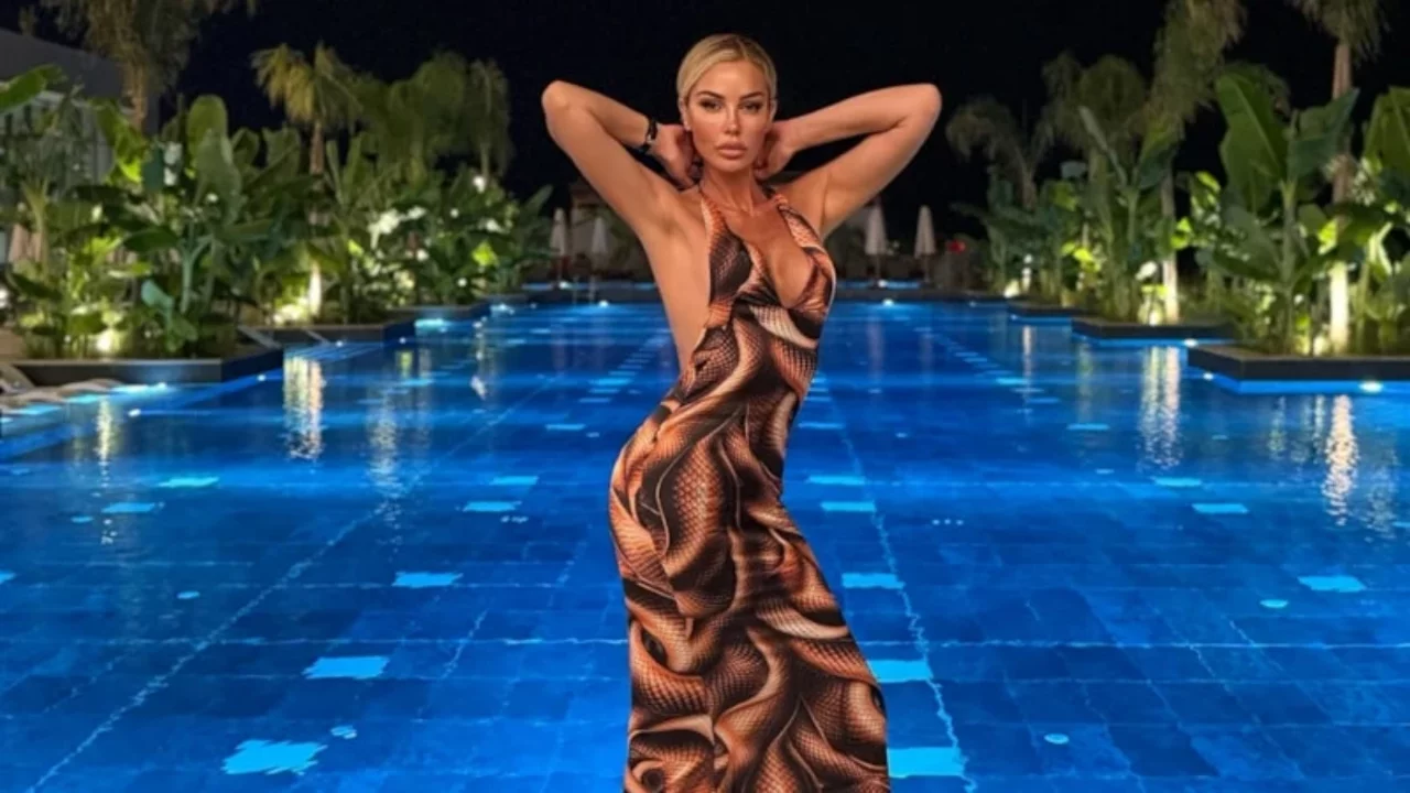 Petek Din&ccedil;&ouml;z'&uuml;n bikinili paylaşımı g&uuml;ndem oldu! Son g&ouml;r&uuml;nt&uuml;s&uuml; sosyal medyayı hareketlendirdi