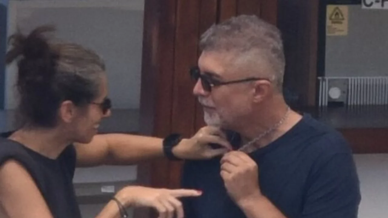 &Ouml;zcan Deniz'in Bodrum tatili şaşırttı! Denize girmek yerine toplantıya ge&ccedil;ti