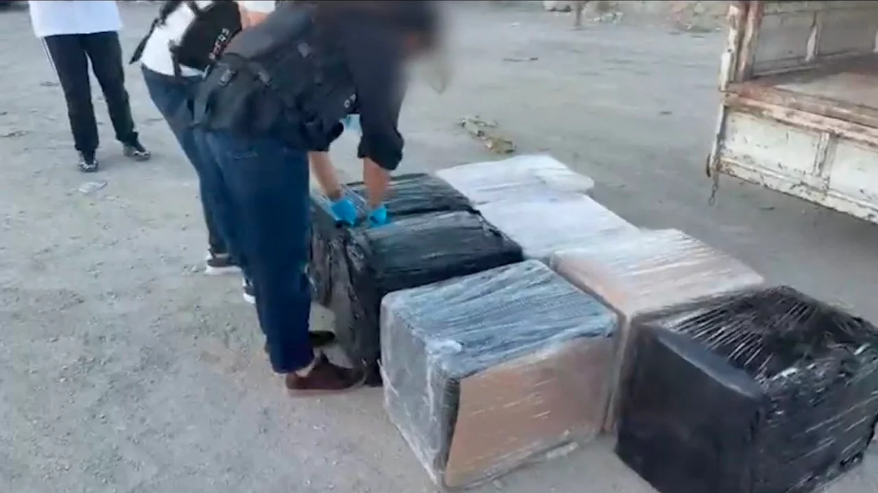 Durdurulan ara&ccedil;tan kilolarca uyuşturucu &ccedil;ıktı!