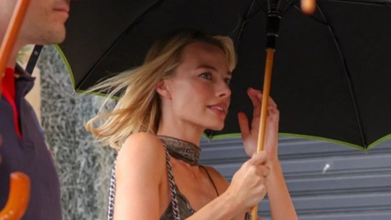 Margot Robbie Paris sokaklarında göz kamaştırdı! Yağmura rağmen tarzından ödün vermedi