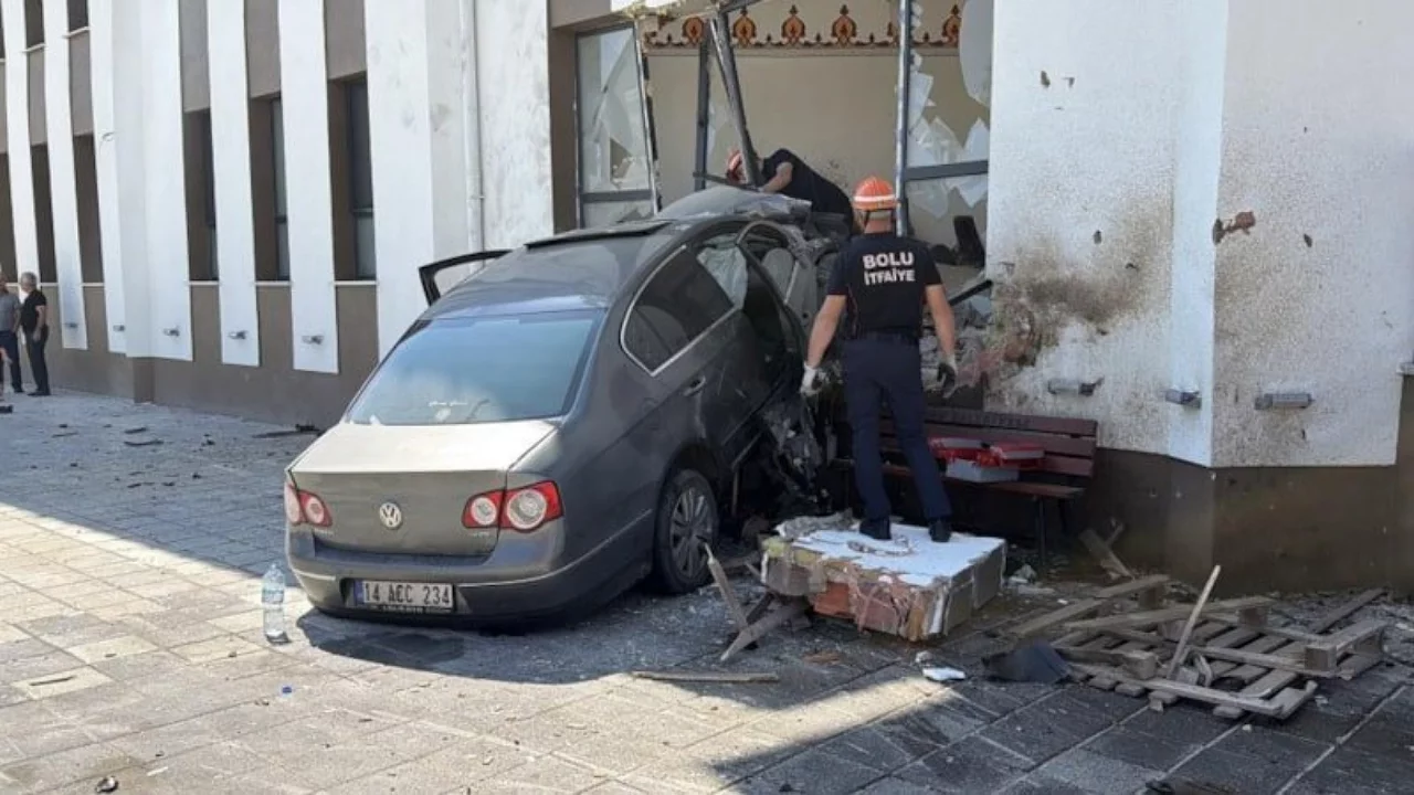 İmam odasına dalan otomobilin sürücüsü alkollü çıktı