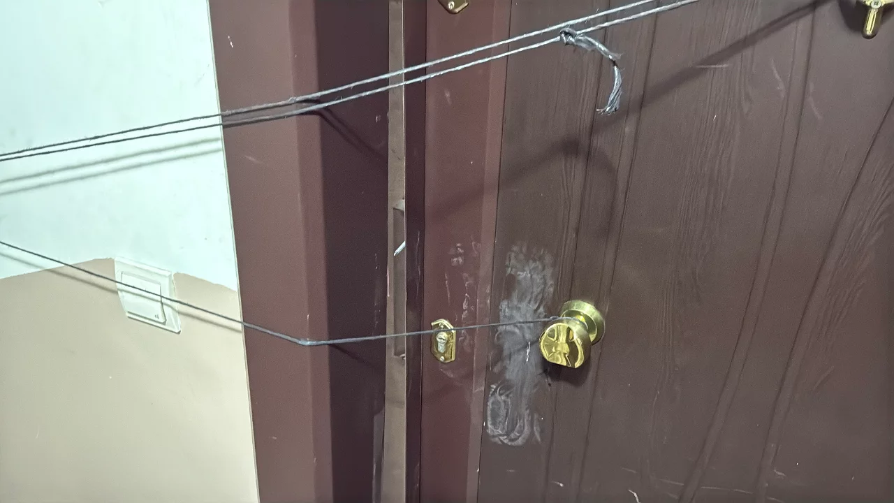 Daire kapısını kıran kasklı 3 şüpheli uyuşturucu dolu 3 koliyi kaçırdı