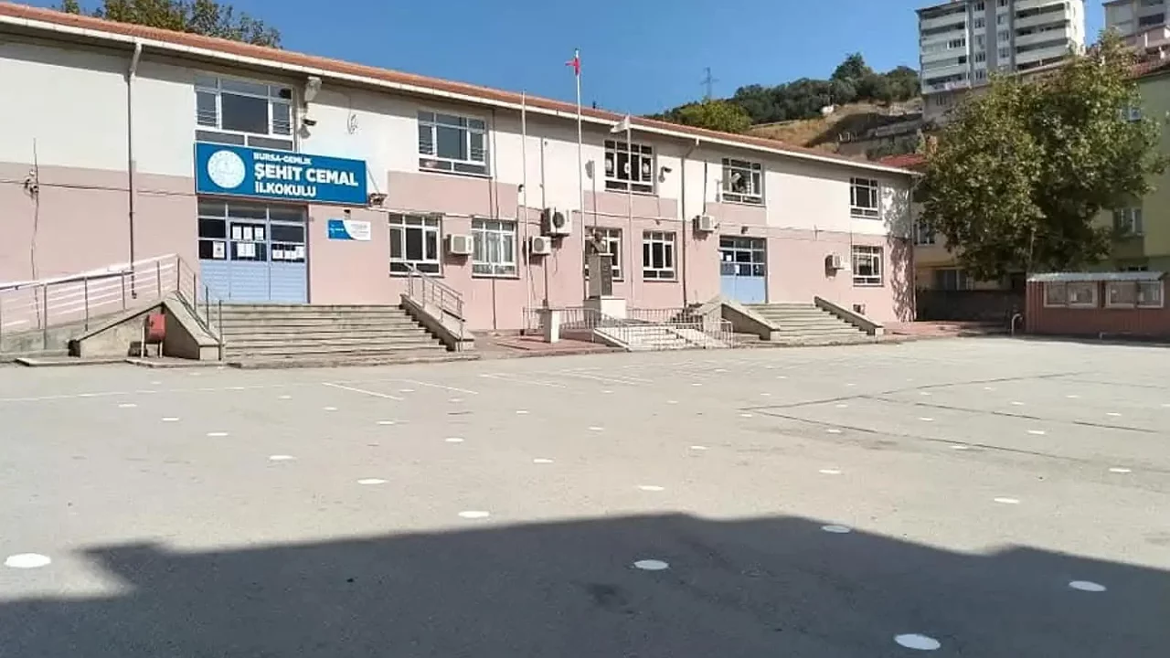 Bursa'da yıkılan okul için flaş açıklama! Sınıflar kapatılacak mı?
