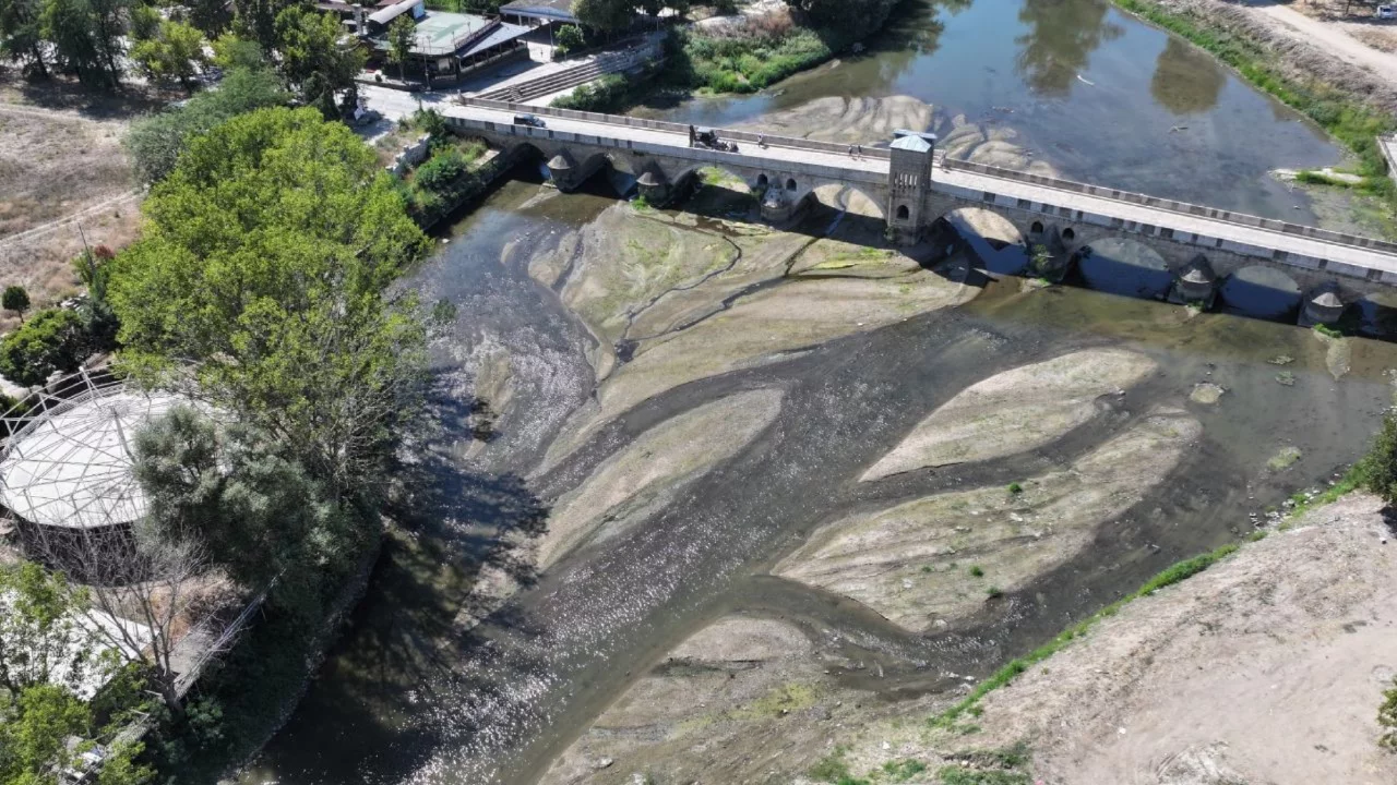 Tunca Nehri'nde debi düştü: Kum adacıkları oluştu 